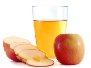 Apple cider vinegar and slices of apples