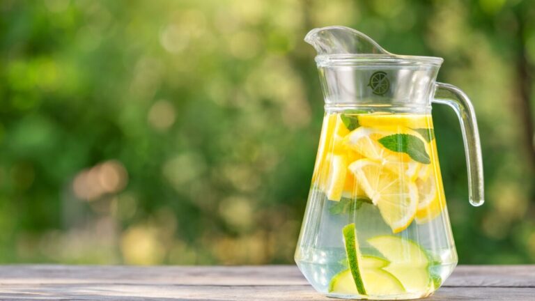 7 Surprising Benefits of Lemon Water